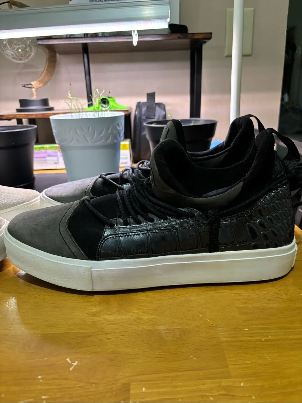 Article number Sneaker Lot Sneakers in Light Gray and Black Men’s.